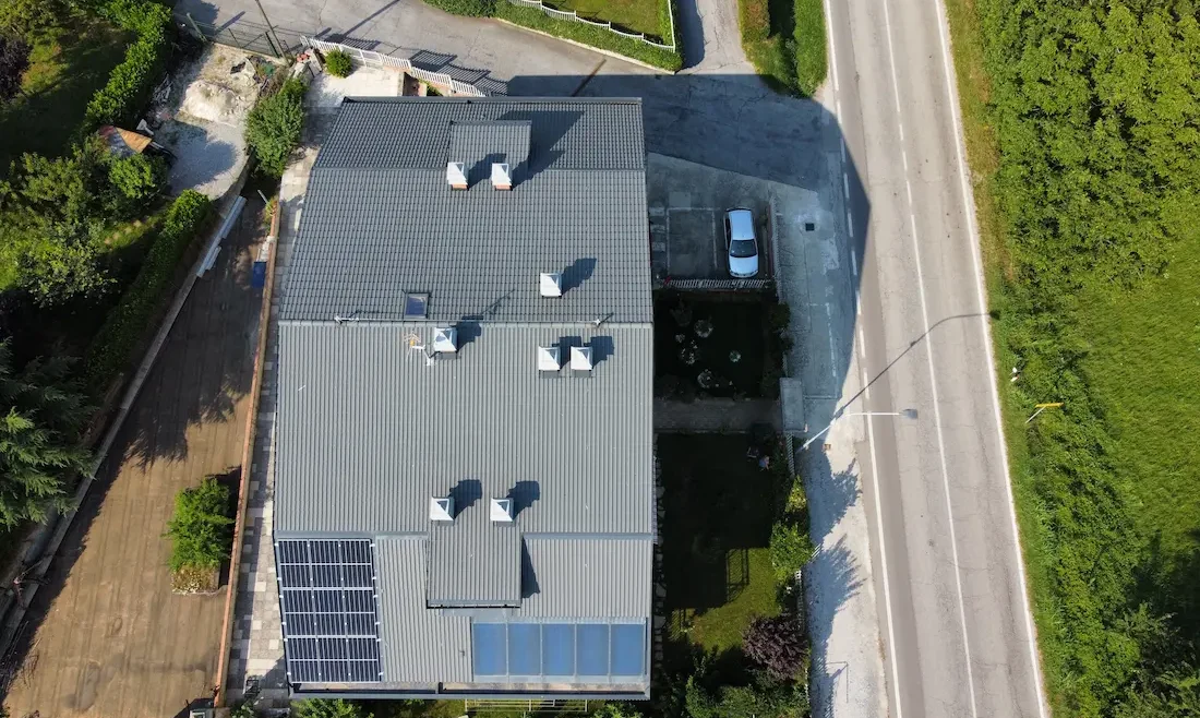 Copertura isolata con impianto fotovoltaico(1)