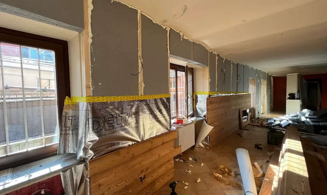 Isolamento parete con controparete interna, barriera al vapore e rivestimento in legno