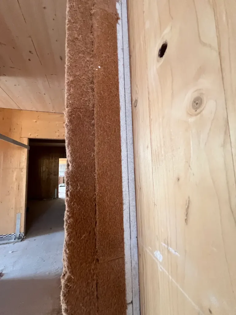 Parete in XLAM ed isolamento interno con fibra di legno
